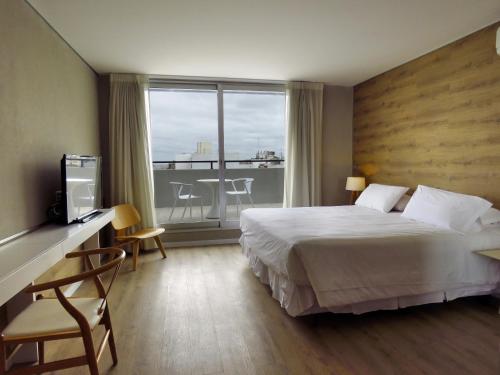 Smart Hotel Montevideo客房内的一张或多张床位