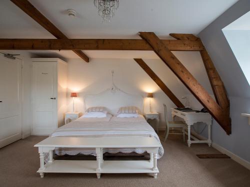 登海尔德巴伦皇冠B&B酒店的卧室配有白色的床和书桌