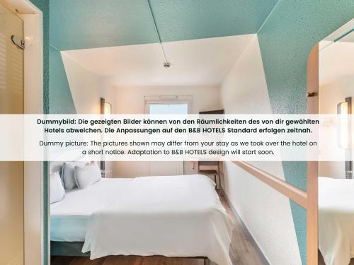 米尔海姆-克尔利希B&B HOTEL Koblenz-Nord的一张带床的医院客房的海报