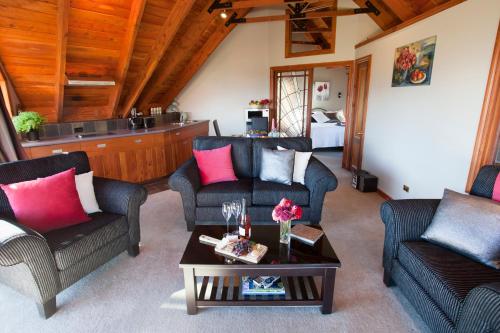 瓦纳卡贝壳杉公寓的客厅配有两张沙发和一张咖啡桌