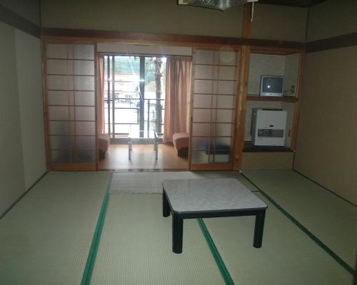 郡上市Mizubaso的一间房间中间设有长凳的房间