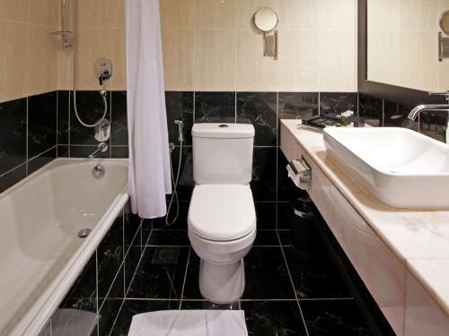 怡保怡保宴宾雅酒店的浴室配有卫生间、盥洗盆和浴缸。