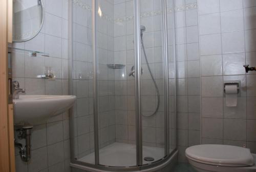塞斯托Binterhof的带淋浴、卫生间和盥洗盆的浴室
