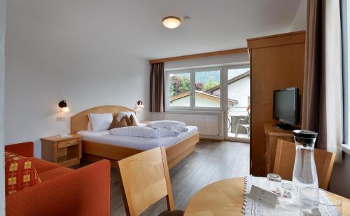 埃布斯霍讷膳食公寓的一间酒店客房,配有一张床和一台电视