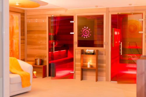 斯拉德明Ferienresidence Vital的客厅设有红色的墙壁和白色的沙发