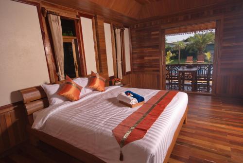蔻立考拉克盛萨文度假酒店的一间卧室设有一张床,享有阳台的景色