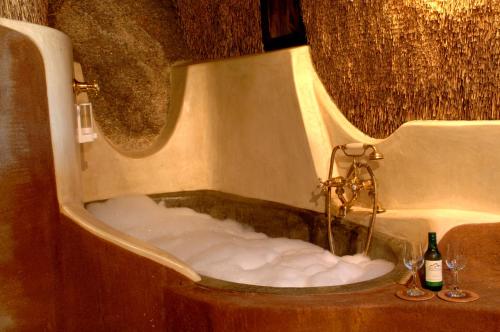 Goop纳瑞斯那马夸度假酒店的装满雪的浴缸以及一瓶香槟