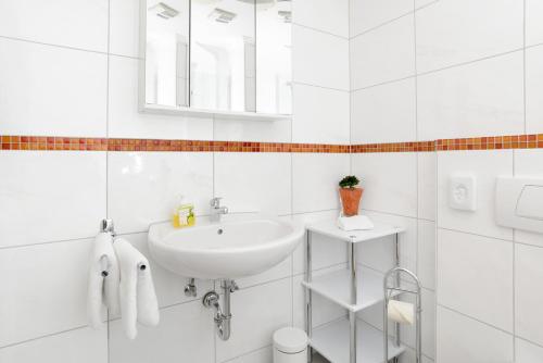 上施陶芬Berghüs Schratt - EINFACH ANDERS - Ihr vegetarisches und veganes Biohotel的白色的浴室设有水槽和镜子