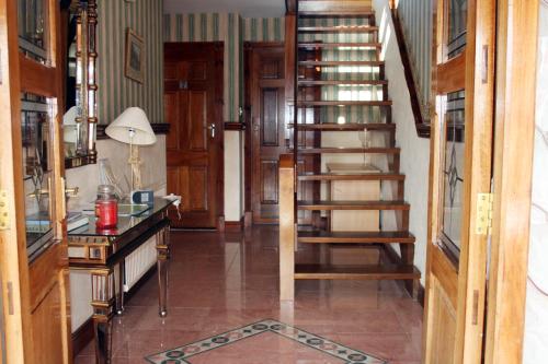 卡尔达夫Ceecliff House的走廊上设有楼梯,位于带书桌的房子里