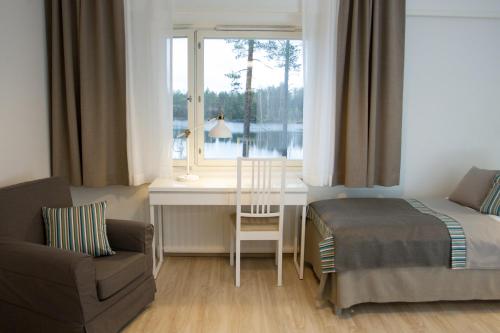 埃斯波乐泊拉姆披酒店的一间卧室配有一张床和一张带窗户的书桌