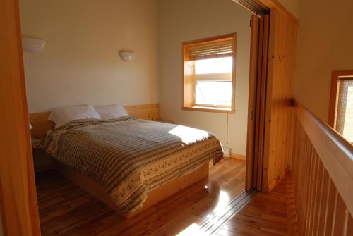 博纳旺蒂尔杜比奥帕克莱斯小屋的一间卧室设有一张床和一个窗口