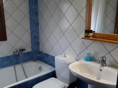 Mesinón恩费尼奥公寓式酒店的浴室配有白色卫生间和盥洗盆。