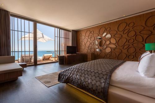 凯麦尔凯梅尔马克西皇家度假酒店的一间卧室配有一张床,享有海景