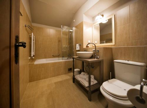 萨格勒布捷格霍姆酒店的浴室配有卫生间、盥洗盆和浴缸。