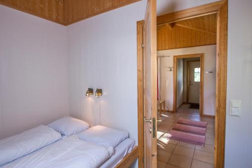 约尔斯特拉霍蒙露营及小屋酒店客房内的一张或多张床位