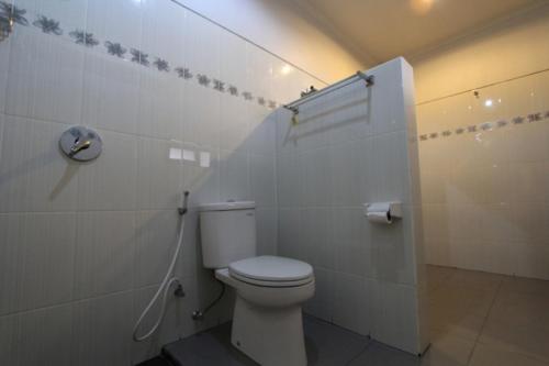 库塔小村庄旅馆的一间位于客房内的白色卫生间的浴室