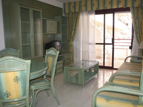卡尔佩优尼图尔萨蓝宝石公寓的客房设有桌椅和窗户。