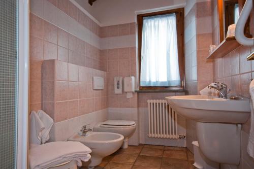 尚波吕克Meublè Lo Miete Viei的浴室配有盥洗盆、卫生间和盥洗盆。