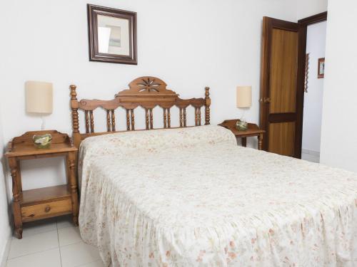 卡尔佩图尔马利纳尤尼图尔萨公寓的一间卧室配有床和2个床头柜