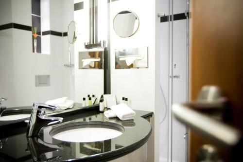 扎芬特姆布鲁塞尔机场皇冠假日酒店的一间带水槽和镜子的浴室