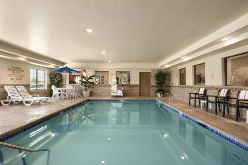 迈诺特迈诺特乡村酒店及套房的一个带椅子和桌子的大型游泳池