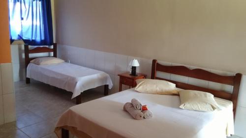 萨夸雷马Forte Do Pouso Hospedagens的一间卧室配有两张带毛巾的床