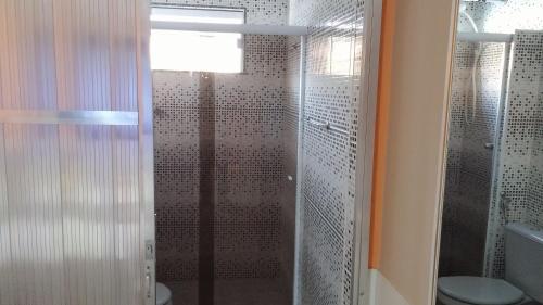 萨夸雷马Forte Do Pouso Hospedagens的浴室设有玻璃淋浴间和卫生间