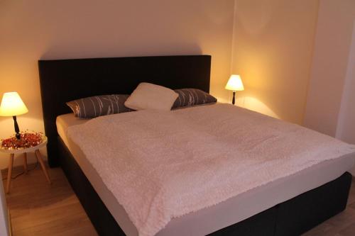 奎德林堡Ferien im Laden的一间卧室配有一张大床和两盏灯