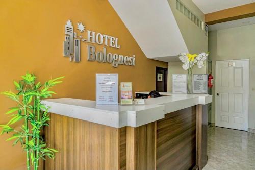 通贝斯Hotel Bolognesi Tumbes的酒店大堂设有酒店前台柜台