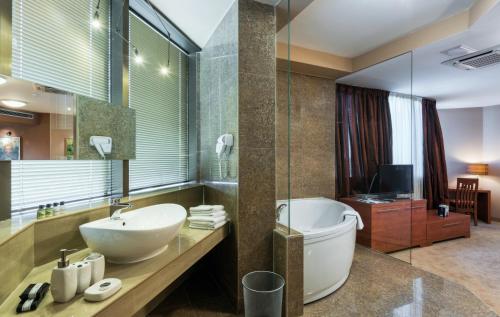 斯科普里阿尔卡酒店的带浴缸、盥洗盆和卫生间的浴室