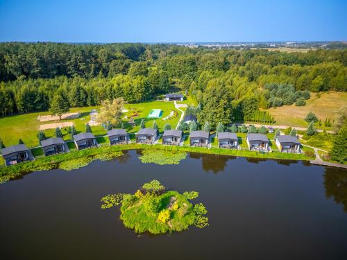 达尔沃沃Domki drewniane na Spławiu nad morzem的水中岛屿上度假村的空中景观