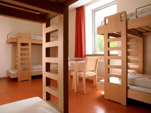 卢森堡市青年旅舍客房内的一张或多张双层床