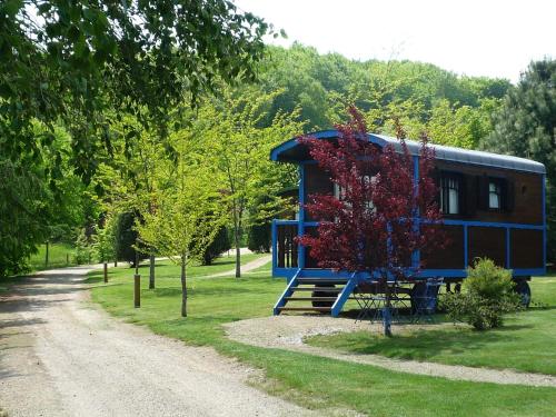 Chamberet乐村德斯莫内迪尔瑞斯假日公园的土路边的蓝色房子