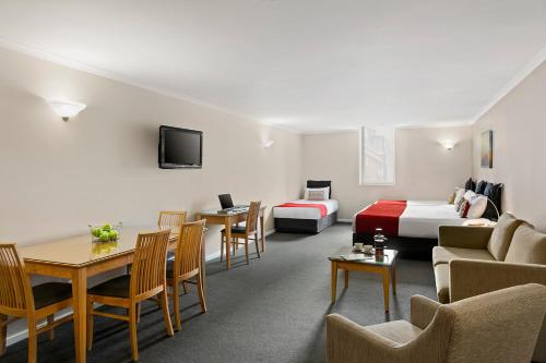 霍巴特Hobart Waterfront Apartments的酒店客房设有床和客厅。