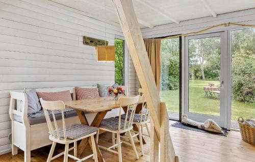 NordbyGorgeous Home In Samsø With Kitchen的一间带桌椅的用餐室