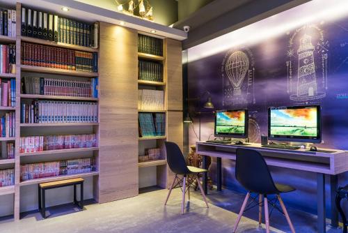 台北台北发现青年旅舍的图书馆,设有2张电脑桌和书架