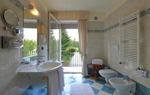 泰尔拉戈丽拉酒店的一间带水槽和卫生间的浴室以及窗户。