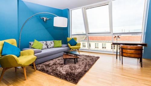 维也纳阿比斯之家服务公寓 - 沃提夫公园的客厅配有沙发和桌子