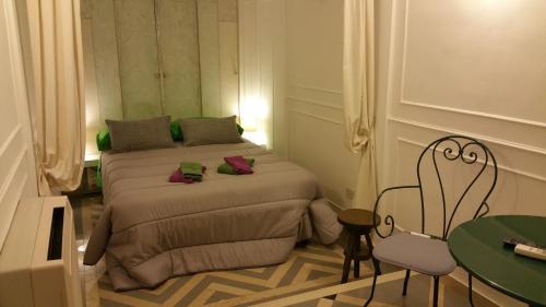 巴里Suite Calefati "Monolocale"的小房间设有一张床和一张桌子