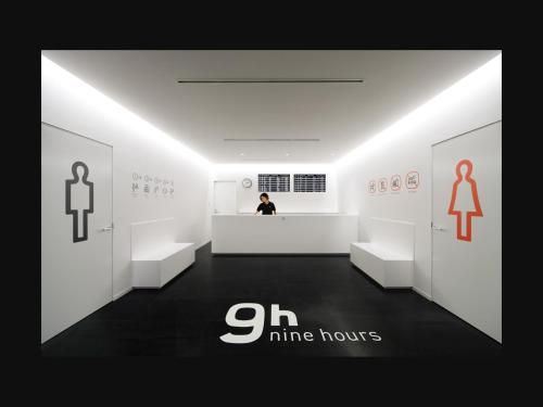成田9h nine hours Narita Airport的一个人站在有9个房间的白色房间里