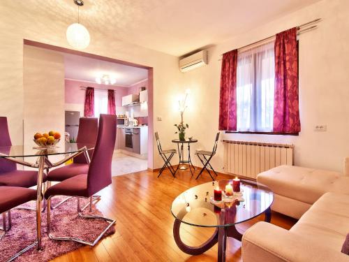 罗维尼科维克公寓的客厅配有沙发和桌子