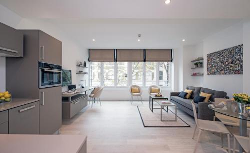 伦敦The Rosebery by Supercity Aparthotels的厨房以及带沙发和桌子的客厅。