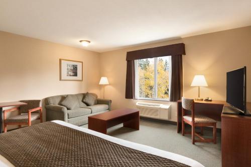桑德贝雷湾北戴斯酒店的酒店客房配有床、沙发和电视。