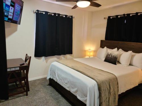 瓦莱069B Comfortable Suite with Kitchenette and King Bed near South Rim sleeps 4的一间卧室配有一张大床和吊扇