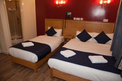 伦敦圣马克酒店的两张位于酒店客房的床,配有毛巾