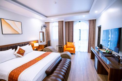 Hà ÐôngLam Anh Hotel Him Lam Vạn Phúc Hà Đông的酒店客房,配有床和电视