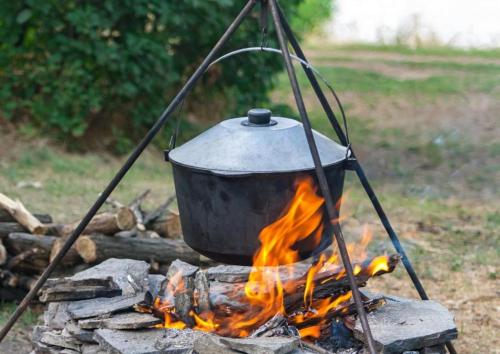 OkrzeszynTatra Glamp Okrzeszyn - Siec noclegowa Tatra Glamp的 ⁇ 火上的一个锅