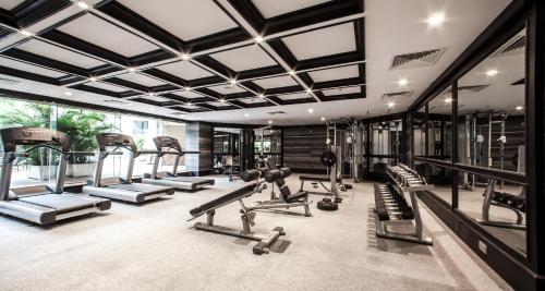 河内军团酒店的健身房设有数台跑步机和有氧运动器材