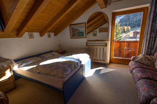 维哥迪法萨塔米恩别墅的一间卧室设有两张床和大窗户