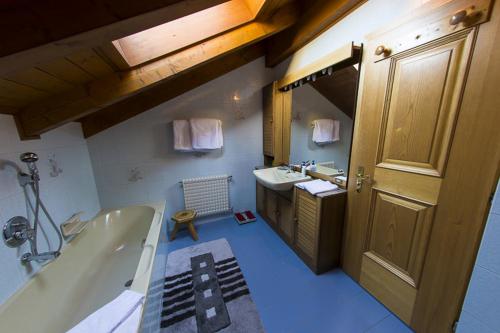 维哥迪法萨塔米恩别墅的带浴缸和盥洗盆的浴室